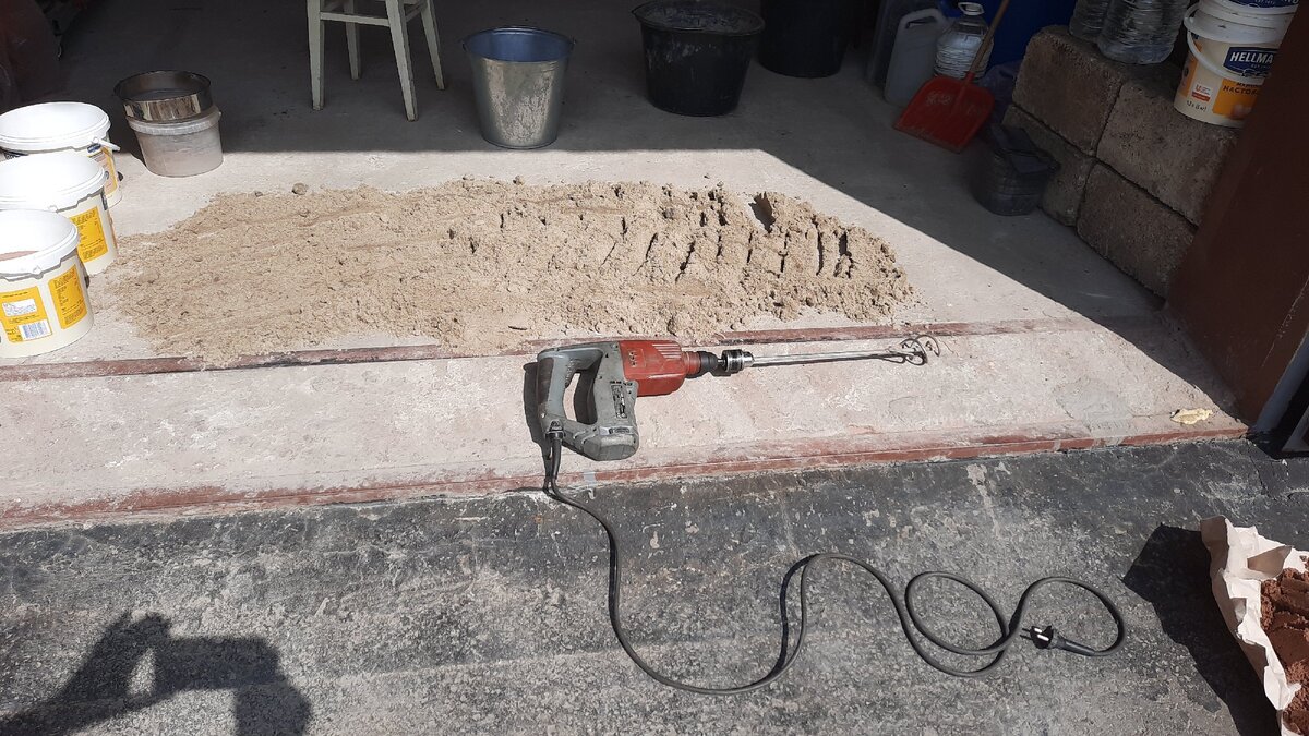 перфоратором мешал смесь. песок был сырым и я его сушил.