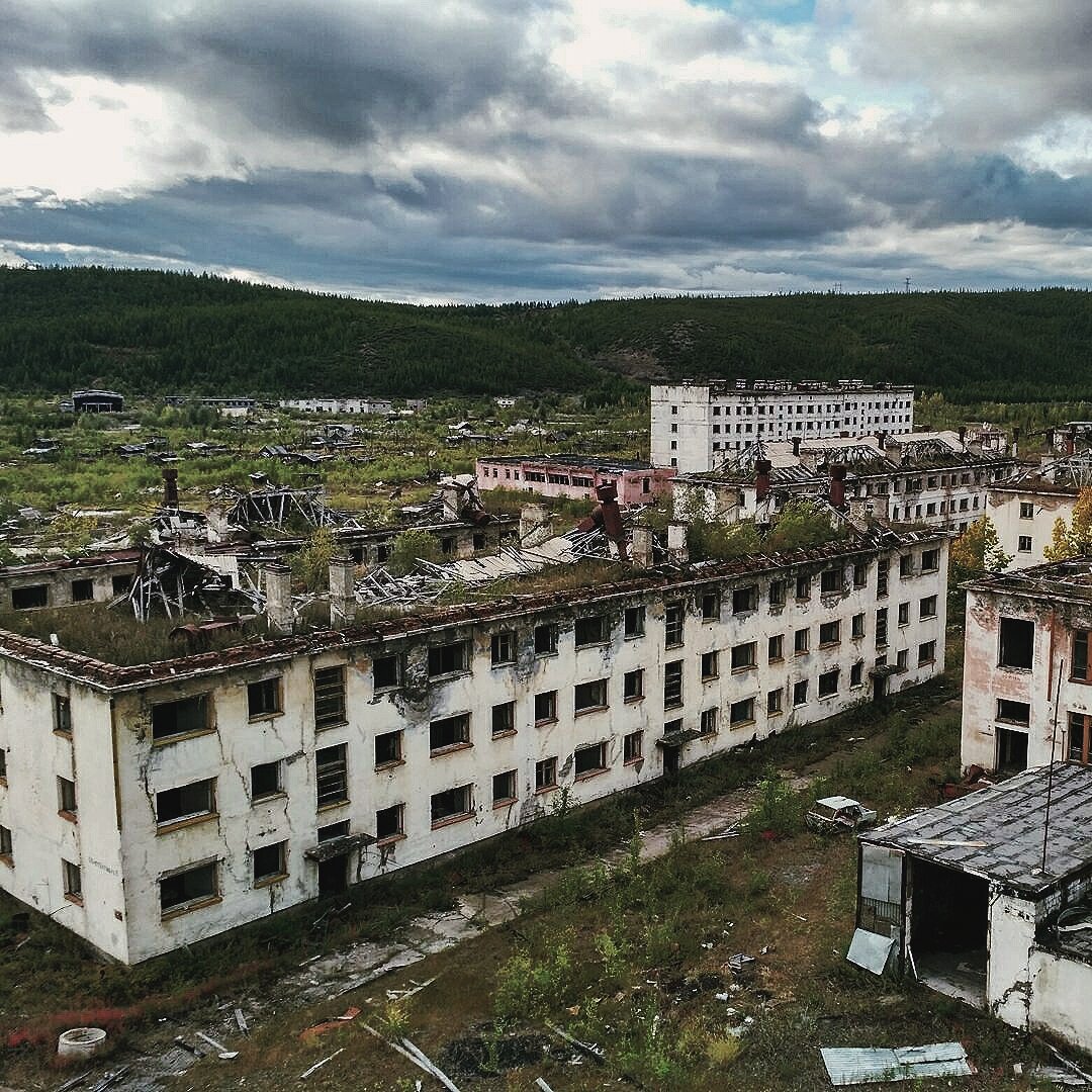 Теперь город. Хальмер-ю город-призрак. Хальмер-ю город-призрак в Республике Коми. Кадыкчан город-призрак в Магаданской области. Воркута поселок Хальмер ю.