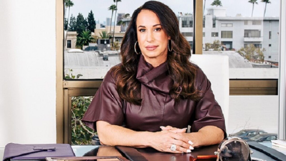 Первая жена Скалы на работе