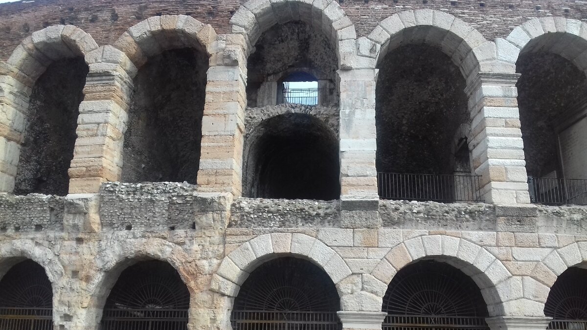 Строение выполнено в дорическом ордере отличающемся лаконичностью и строгостью линий