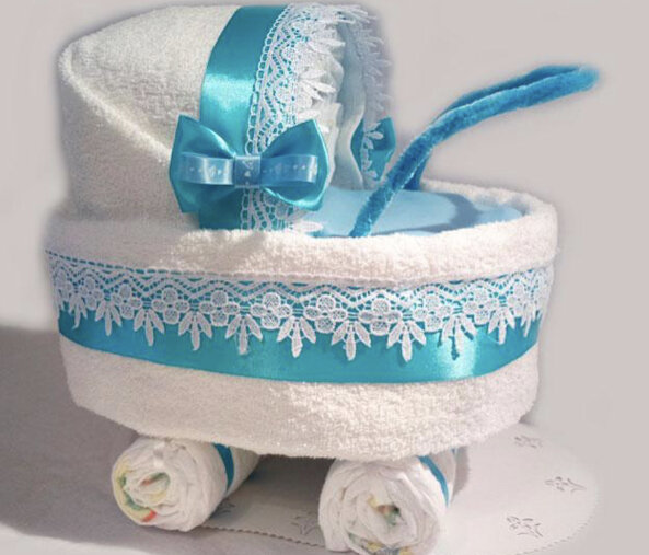 Подарок на рождение малыша: как сделать коляску из подгузников