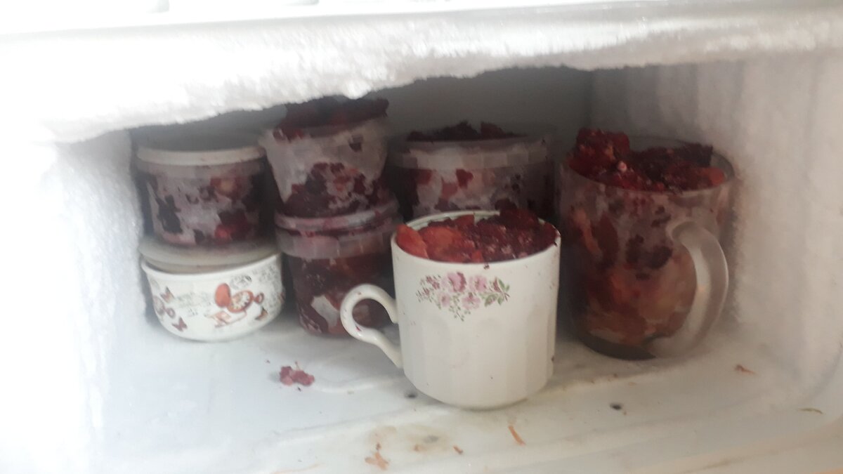 Так выглядит недельный запас котокорма.  Можно и нужно в пакетах, но мне как то так  удобнее