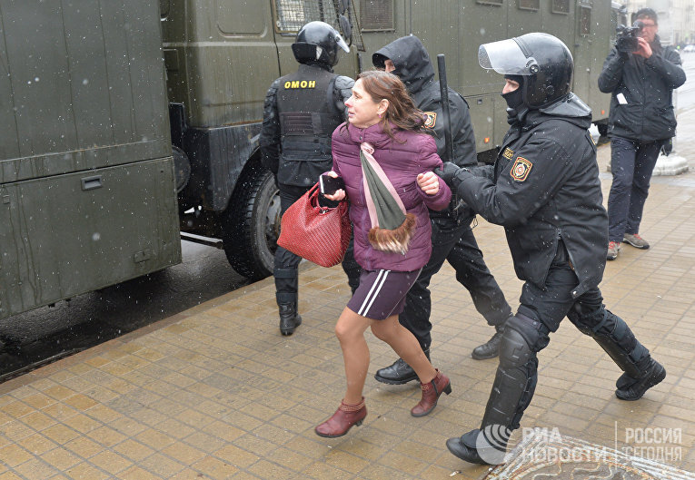 Доблесные органы власти  страны, с разрешения еще Выше стоящих оргонов, Так яростно исполняют свои обязанности , что абсолютно забывают о элементарных человеческих чувствах,  таких как сострадание, жалость, уважение, любовь, а самое главное Честь, которая лежит на погонах мундира.  В центре столицы упакуют людей в гражданской форме, в автомобиле без номеров, документы предъявлять отказываются... Если это независимая суверенная страна для жизни и свободы слова, как яростно рассказывает глава страны, то я боюсь представить что нас ждет дальше, ближе к выборам! 
Сам Лукашенко сказал
 "выборы будут очень интересные, но более интересное начнется после, это я вам обещаю!"
В стране где много полицейских, нет свободы "Линь Юйтан"
Глава страны обвиняет народ в потасовках и начале революции, хотя сам народ об это и не думает. 