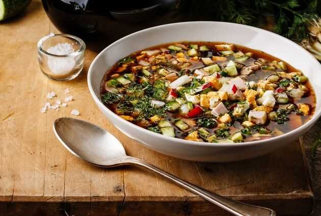 В жару  во многих семьях любят окрошку. Для разнообразия мы советуем приготовить на квасе почти классический рецепт другого русского холодного супа.