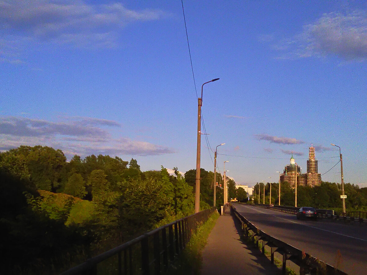 Справа - знаменитый Екатерининский собор. Жаль, что уже не первый год стоит в лесах.(фото автора)