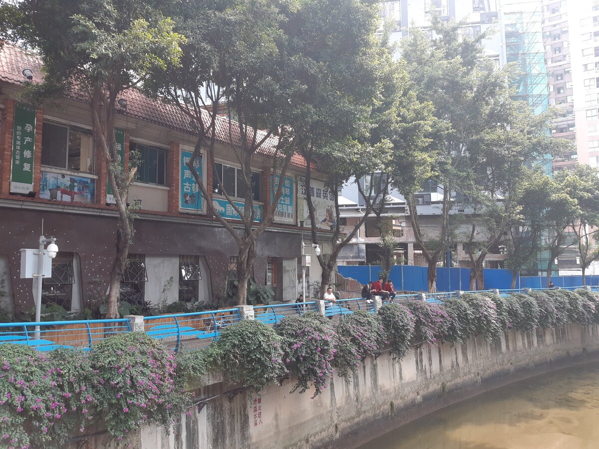 Вроде интересный вид на реку, деревья и кусты свисающие над водой, но повсюду какая-то небрежность в деталях пейзажа. Странное чувство не покидающее меня в Китае и по сей день. // Фото из личного архива