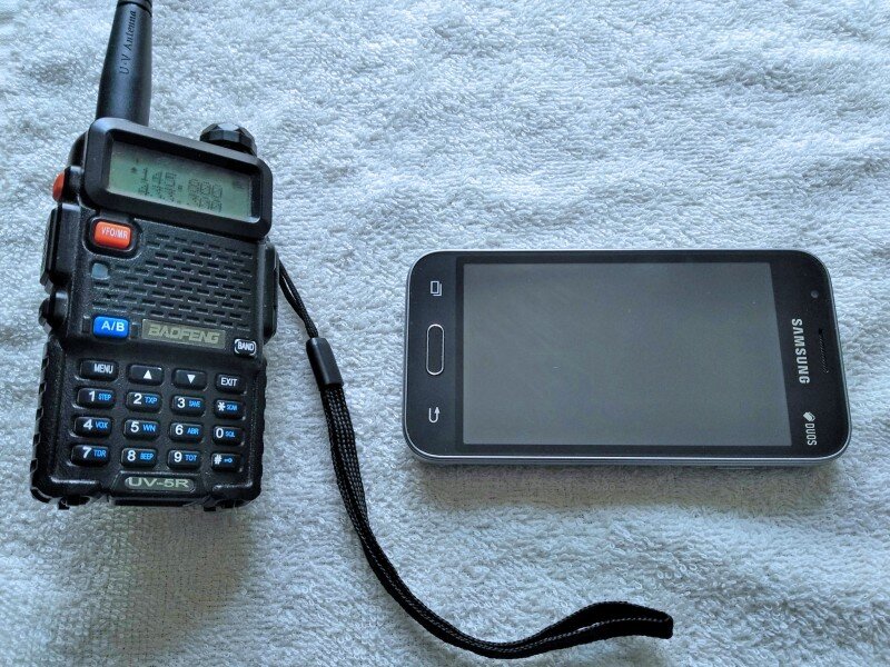  рация и смартфон готовы к приему  