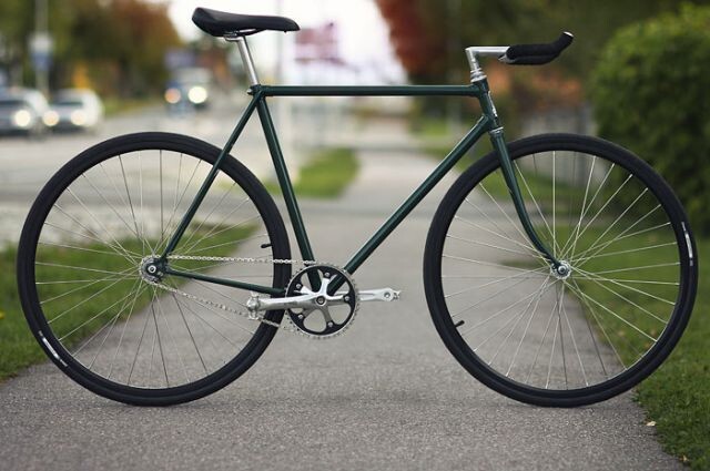 
Велосипед с фиксированной передачей очень похож на шоссейник без тормозов
