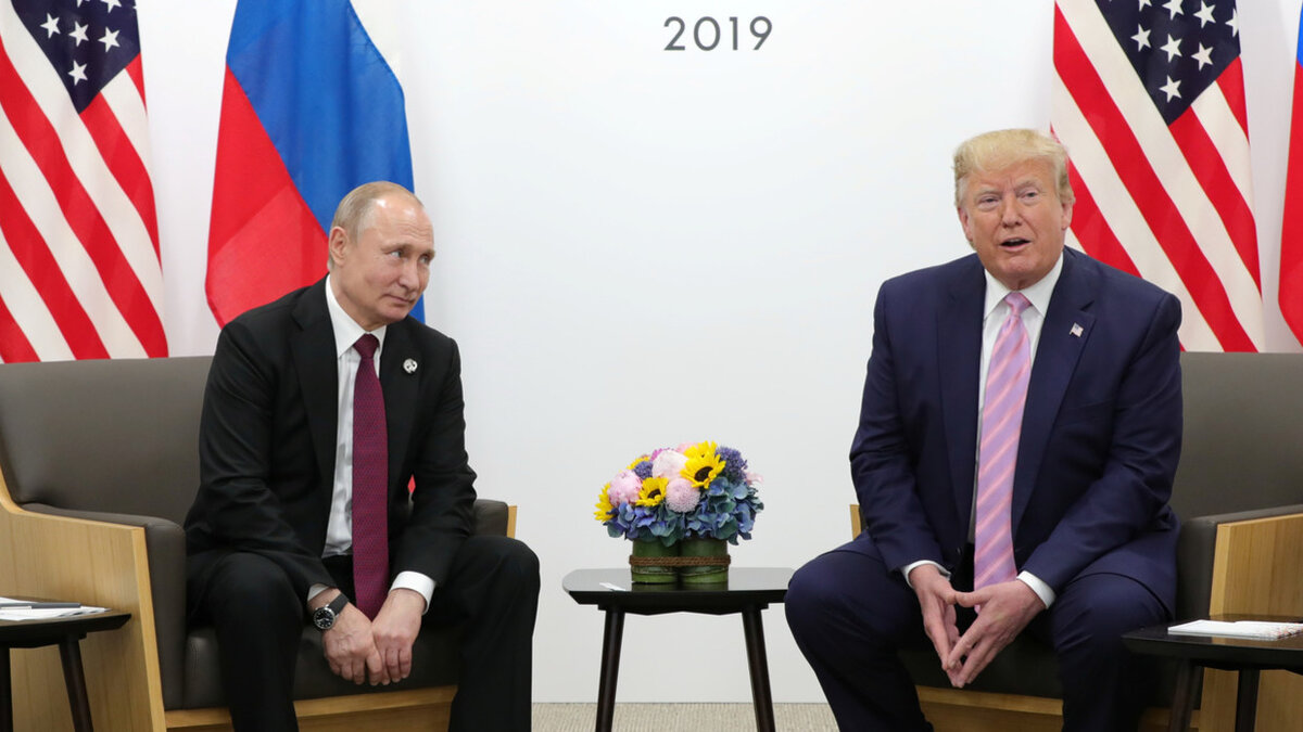 ФАЙЛ ФОТО. Владимир Путин и Дональд Трамп принимают участие во встрече на полях саммита G20 в Осаке. © Sputnik / Михаил Климентьев / Кремль.