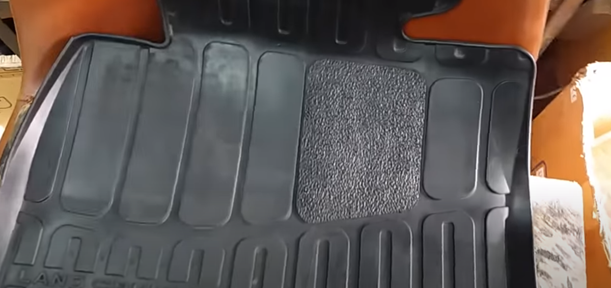 Протерся резиновый коврик в авто, не нужно его выкидывать, показываю как можно легко и быстро его восстановить