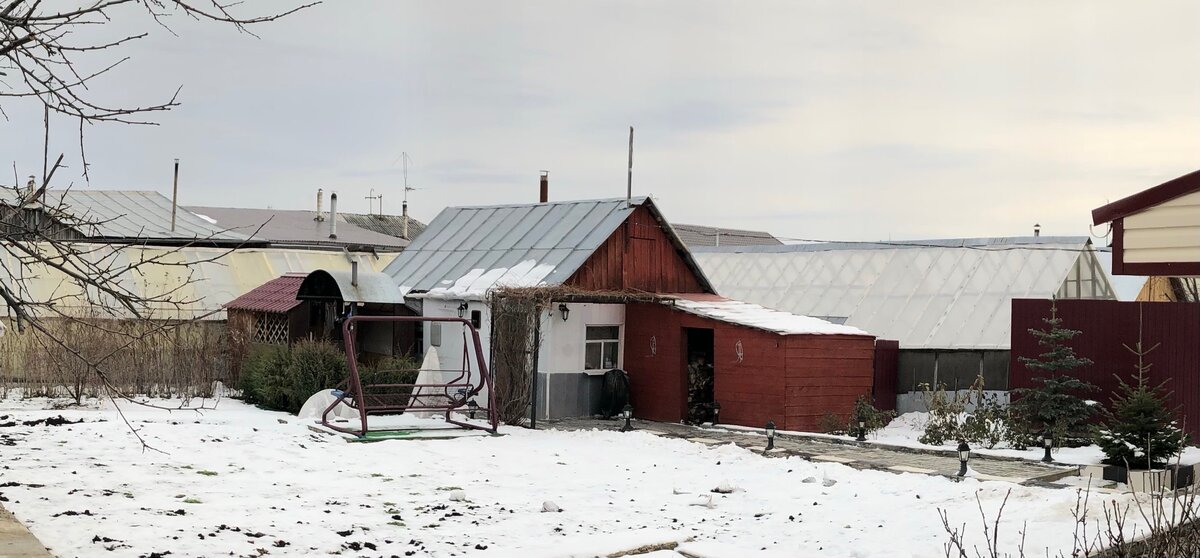 Старенькая, но до сих пор выполняющая свои функции банька