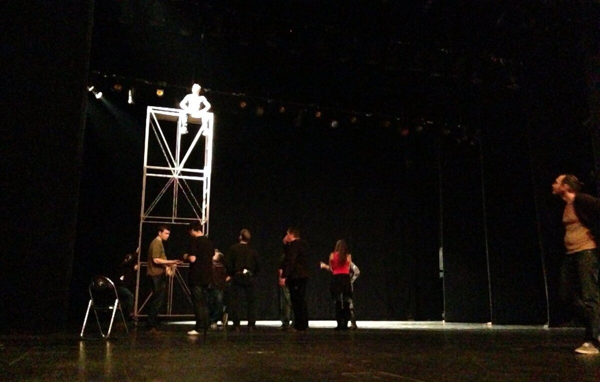 Монтаж декораций.