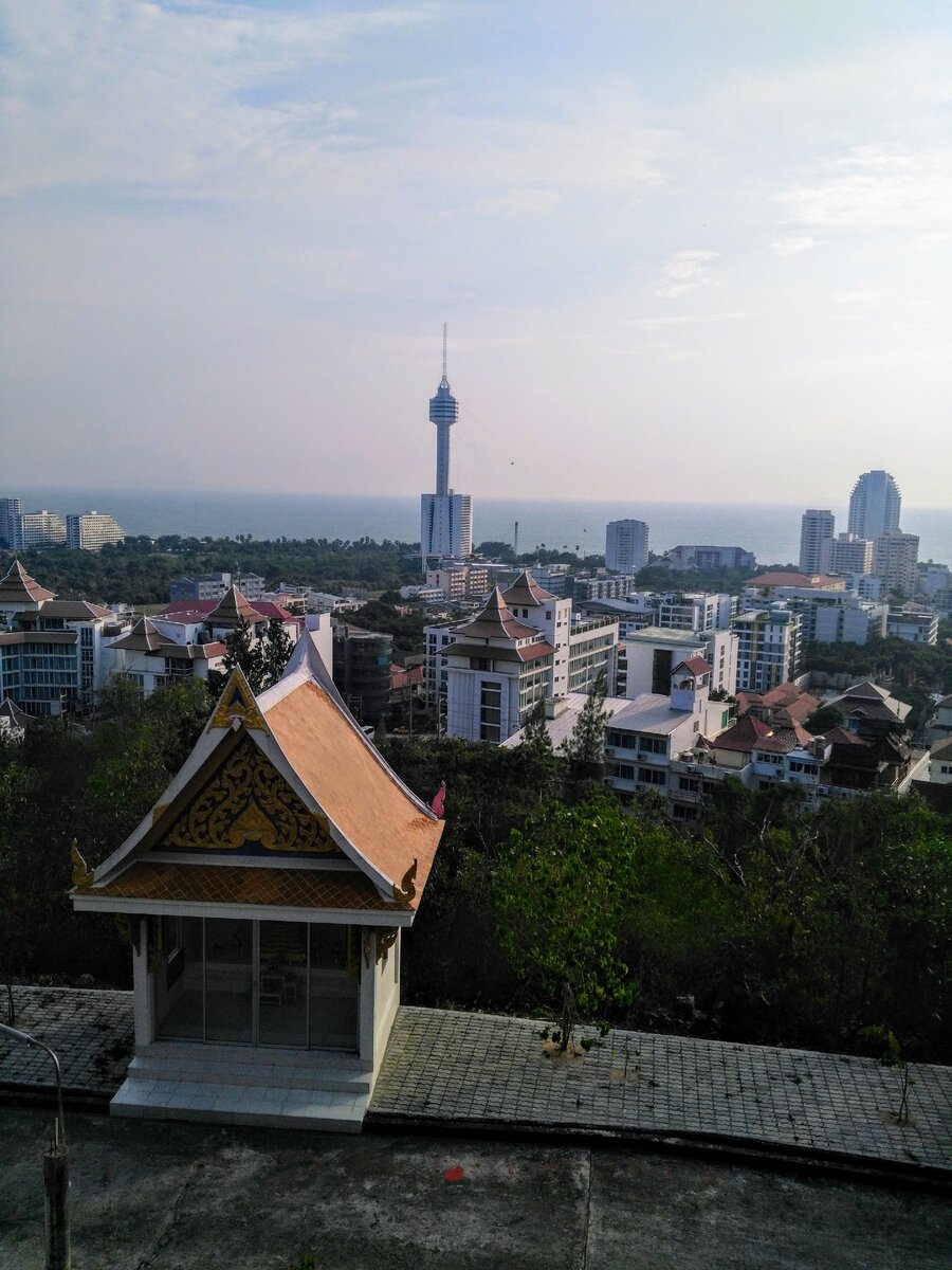 Район Пратамнак. Вид на башню Паттайя Парка (Фото автора) Листай➡️
