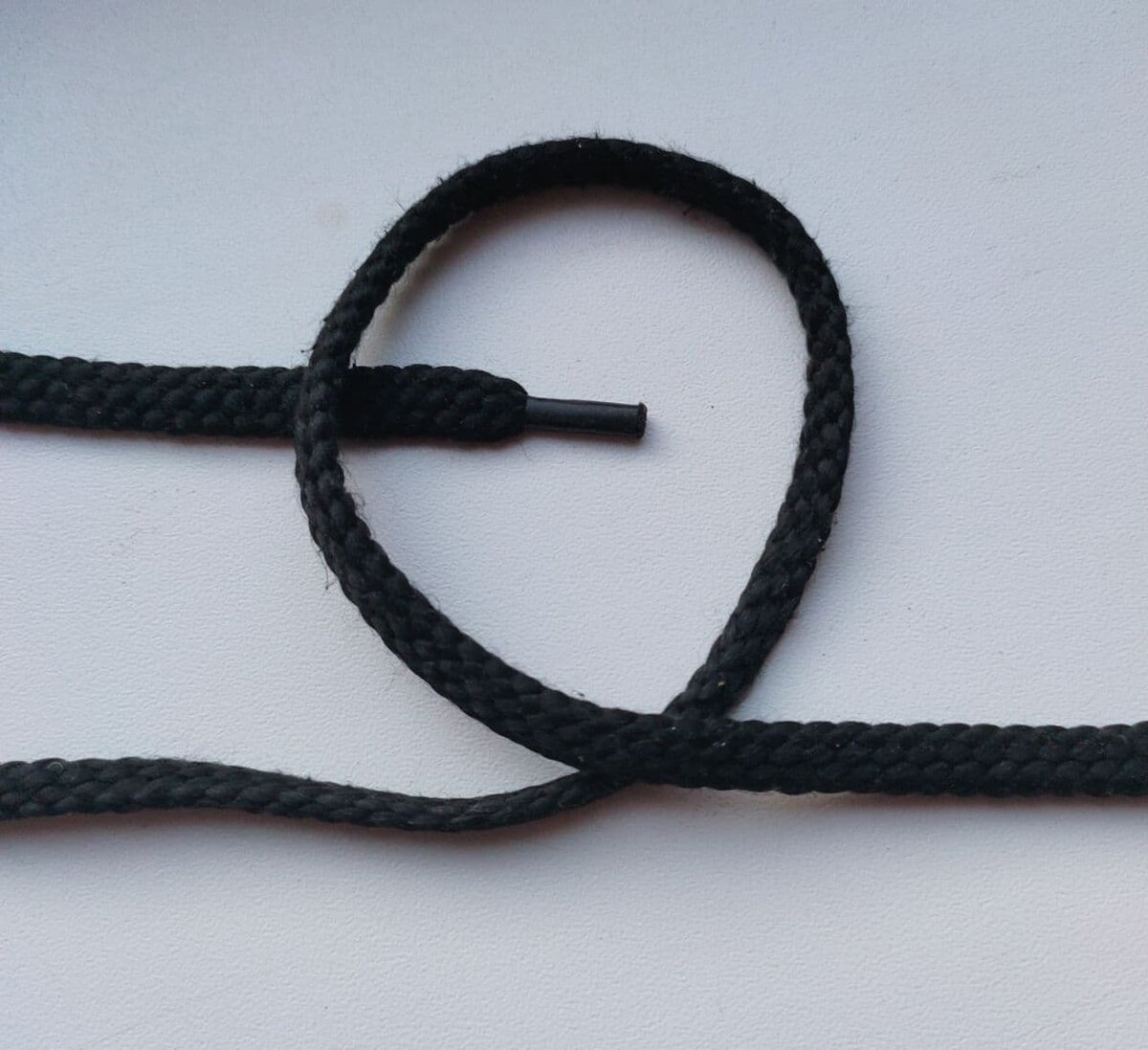 Как связать обе нитки невидимым узлом, который не развяжется