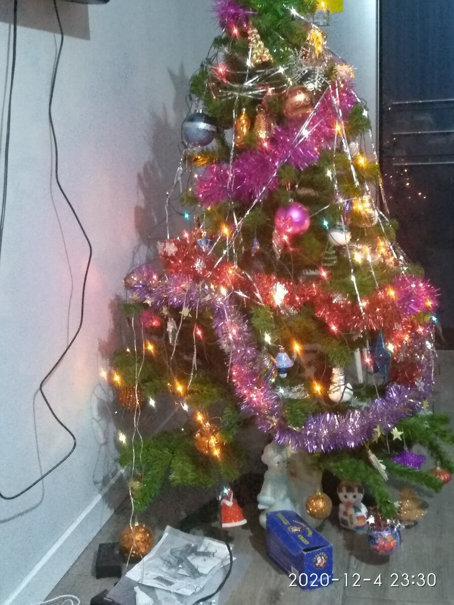 Катюша нарядила елку сама