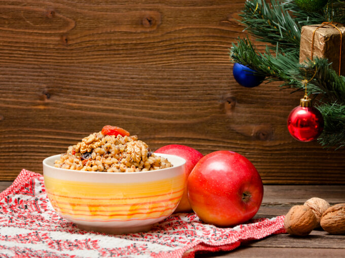 Скоро наступит Свят-вечер  – канун Рождества, когда все члены семьи собираются вместе за одним столом после того, как на небе взойдет первая звезда. 
В честь 12 апостолов традиционно принято готовить 12 постных блюд, пример такого меню предлагаю ниже.