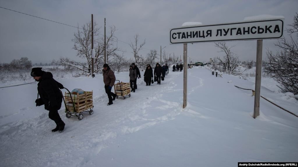 2Щоденно працює виключно піший КПВВ у Станиці Луганській, де за добу в обидва боки проходять близько 2 тисяч осіб.
