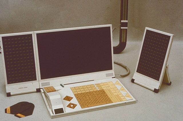 Прототип СФИНКС из пластика и пенокартона. Руководителем проекта был Дмитрий Азрикан, также участвовали Игорь Лысенко, Алексей Колотушкин, Марина Михеева, Елена Рузова и Мария Колотушкина.