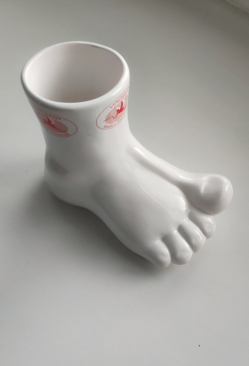 Подология- область медицины, занимающася решением различных проблем области стоп (от podus-"стопа", logos- "наука", то есть "учение о стопе"). 