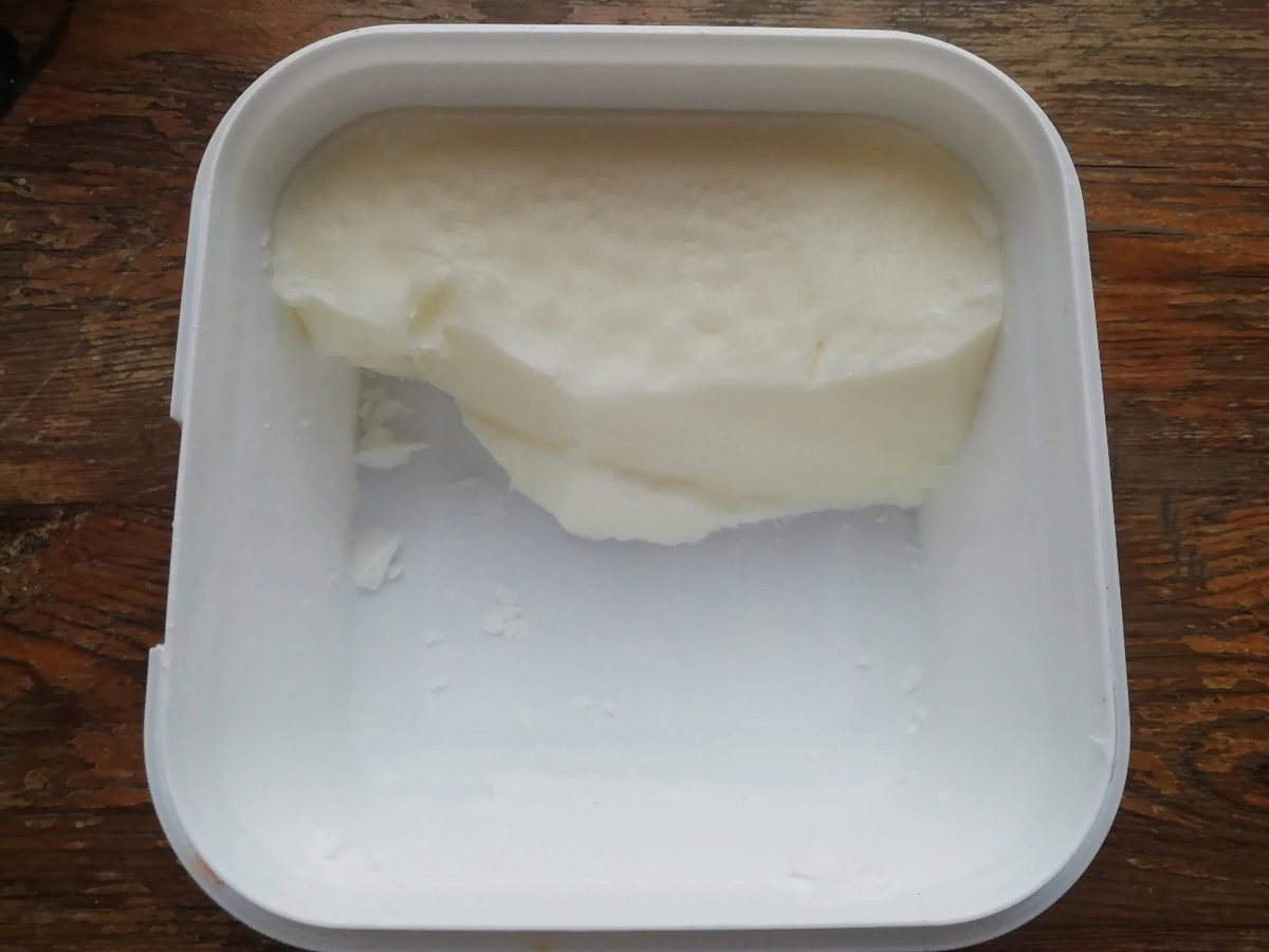 Так выглядит наше (почти съеденное) масло. В холодильнике оно всегда твердое, но уже при +25 градусах начинает таять.