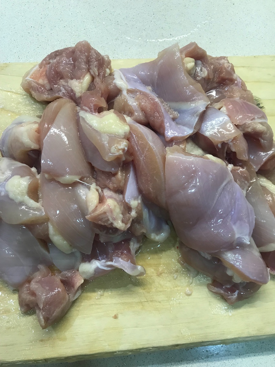 режем курицу средними кусками