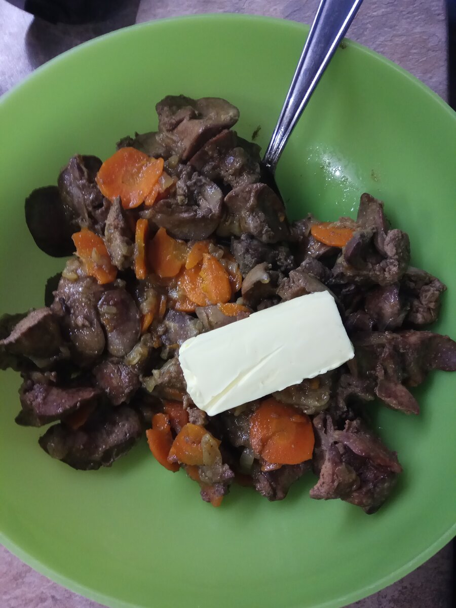 В полученную смесь добавляем сливочное масло, мускатный орех перец