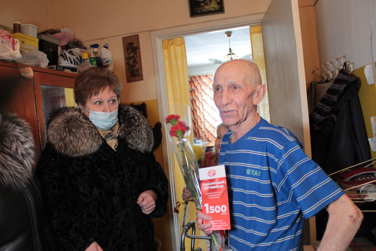 Житель блокадного Ленинграда Александр Севастьянович Рейх принимает поздравления от сотрудников городской Администрации, УСП и Совета ветеранов.