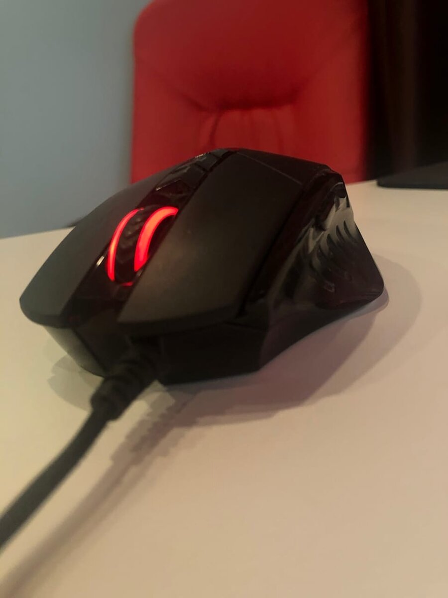 

 Что из плюсов:

Надежность - даже спустя два года нет никаких нареканий, кроме потертостей и визуального износа, что считается нормой. С функциональной точки зрения, мышь до сих пор как новая. Все кнопки рабочие, всего их 7 штук.

Количество кнопок - так как я брал ее не только для серфинга в интернете, но и для геймерских развлечений, то в той же доте эта мышка прекрасно раскрывает свой потенциал, ведь назначить предметы можно на любой из кнопок.

Сцепление с поверхностью - мышь прекрасно себя чувствует, как на коврике, так и на любой другой поверхности. Проблем с потерей сигнала никогда не было. 

Приятная и легко настраиваемая сенса - вот серьезно, бывают мыши, которые как не настраивай, полного удовольствия от использования ты не получишь, ибо осадок от отсутствия полного комфорта все равно будет присутствовать. 

С этой же мышкой все идет как по маслу. В шутеры (CS:GO, PUBG и другие) играть одно удовольствие. Да и в прочие игры, где от вас требуется реакция, и каждая секунда должна работать только на вас.
