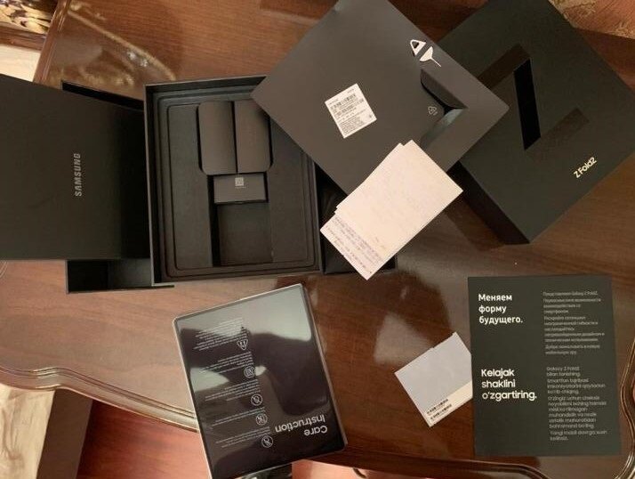 Комплект поставки Samsung Z FOLD 2