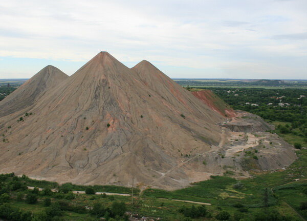 Терриконы со временем приобретают буроватый оттенок из-за окисления содержимого породы