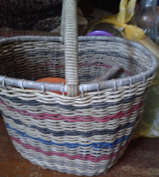 Корзинка плетеная из электропроводов