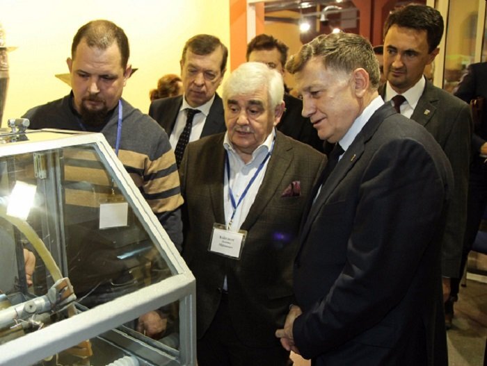  На переднем плане справа - В. Макаров, за ним - А. Макаров. Фото пресс-службы ЗС СПб