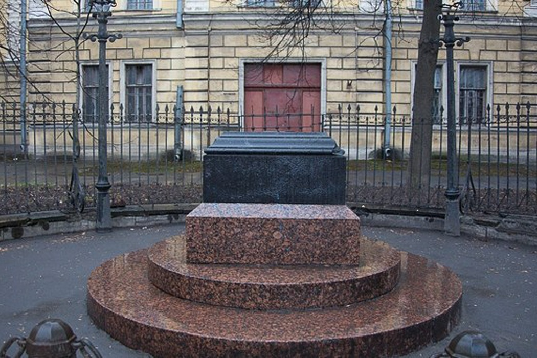 Постамент и постулат по значению. Памятник невидимке в Санкт-Петербурге. Памятник невидимке на Фонтанке. Памятник Александру 2 на Фонтанке 132. Памятник на набережной Фонтанки 132