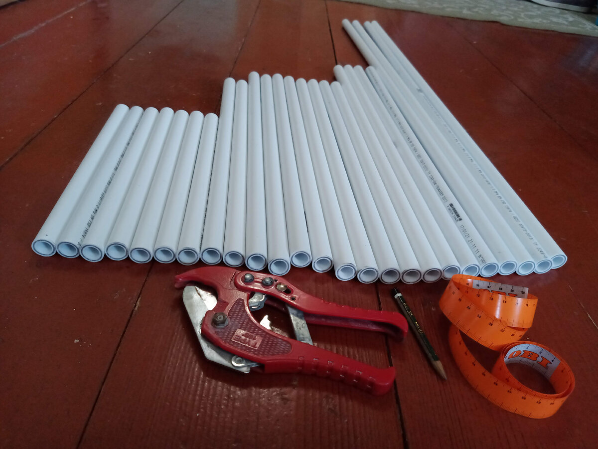 Аккуратно размечаем согласно чертежа и нарезаем трубы для будущей шпалеры ножницами из комплекта аппарата для сварки. Фото автора.