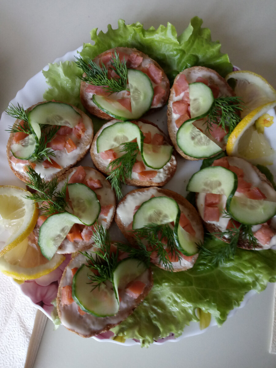 горячие бутерброды с красной рыбой