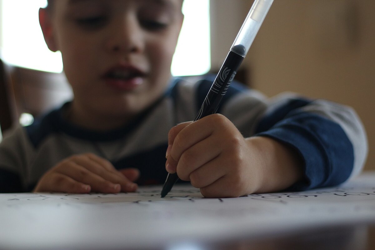 Почему ребенок пишет цифры и буквы в зеркальном отражении: причины и рекомендации