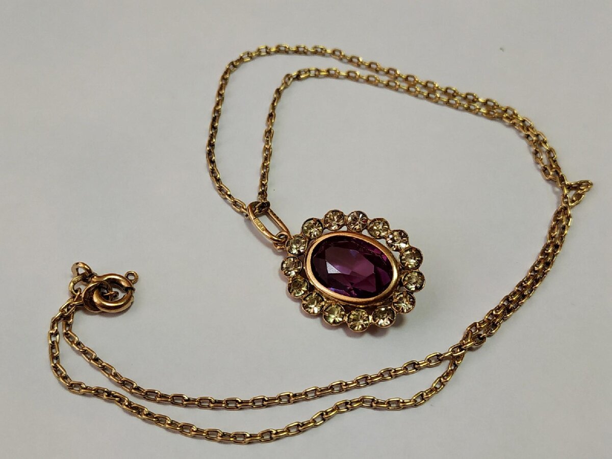 Кулон с цепочкой. Серебро 875 пробы, позолота. Вставка -  синтетический александрит. Харьковский ювелирный завод. 1975 год. 