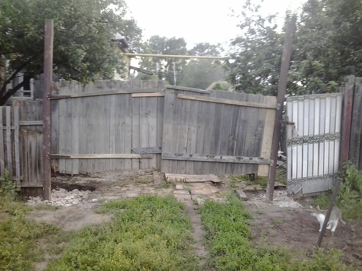 Это не столбы криво стоят. Это хитрый инженерный замысел. Наклон столбов в противоположную сторону от основной нагрузки. Ну и калитка просела. Ее привести в порядок - вопрос будущего.