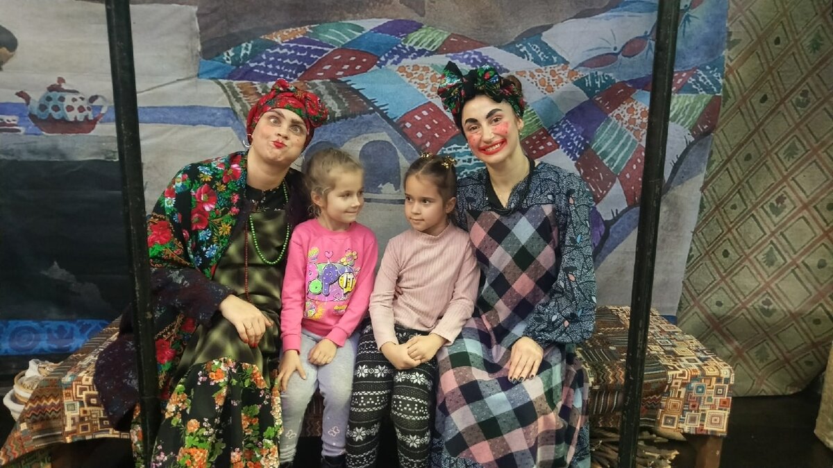 На фото слева та самая Мачеха, а справа -её дочь :)