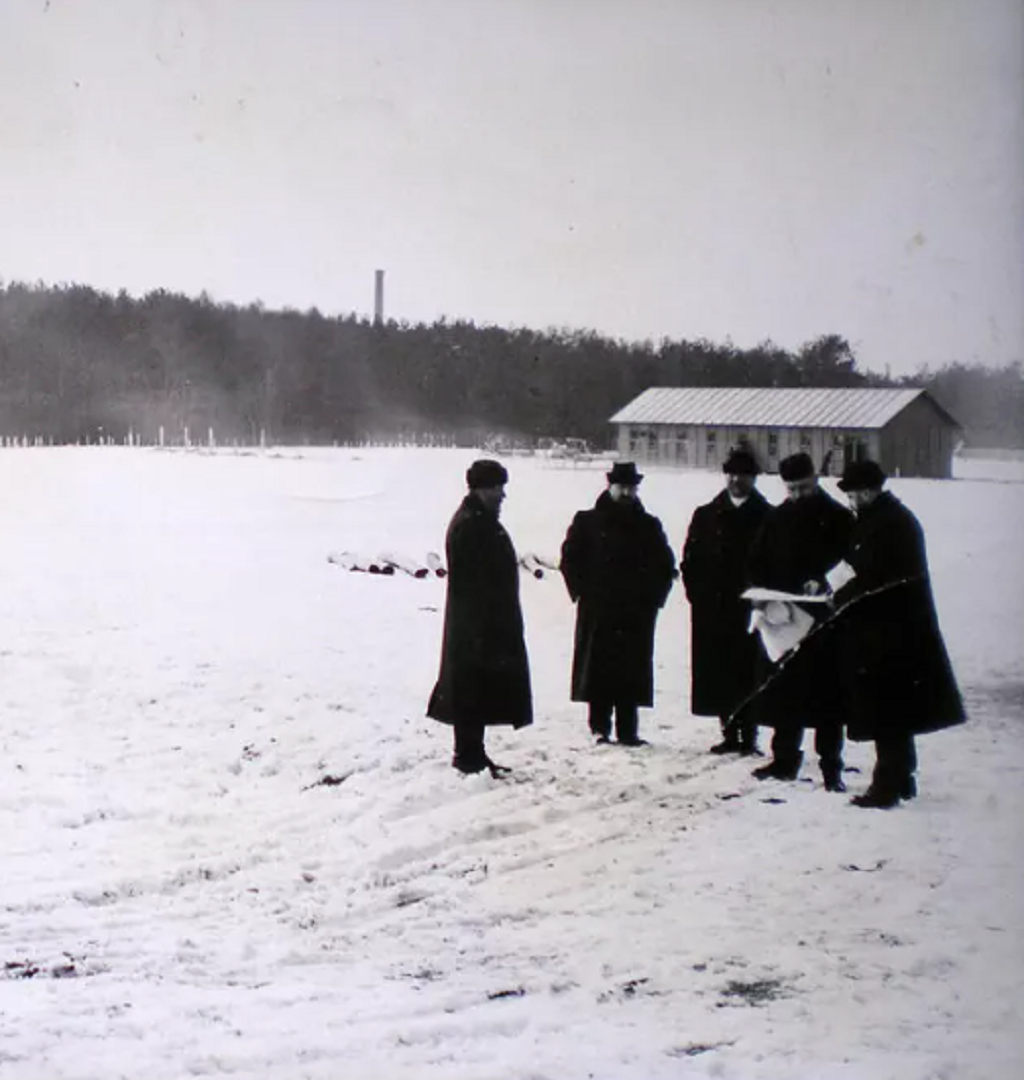 Тюфелева роща в 1915 году Источник: pastvu (Господа Рябушинские и компания обсуждают план строительства завода АМО.)
