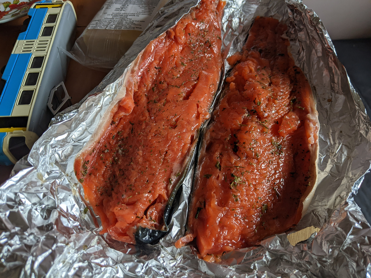 Вот так две половинки без костей. Травки были в соли - тоже украшает вкус