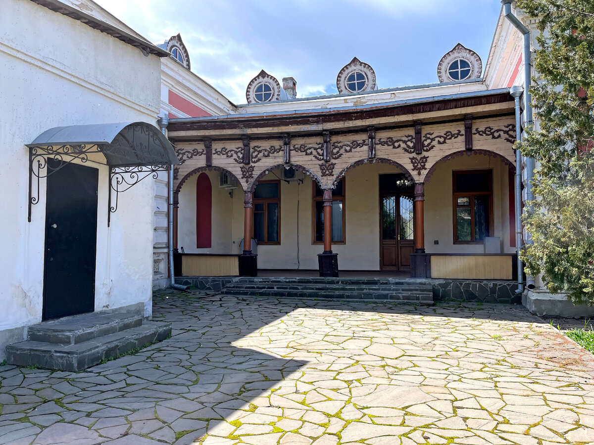 Особняк А. Хандрина - веранда со стороны внутреннего двора. Фото автора