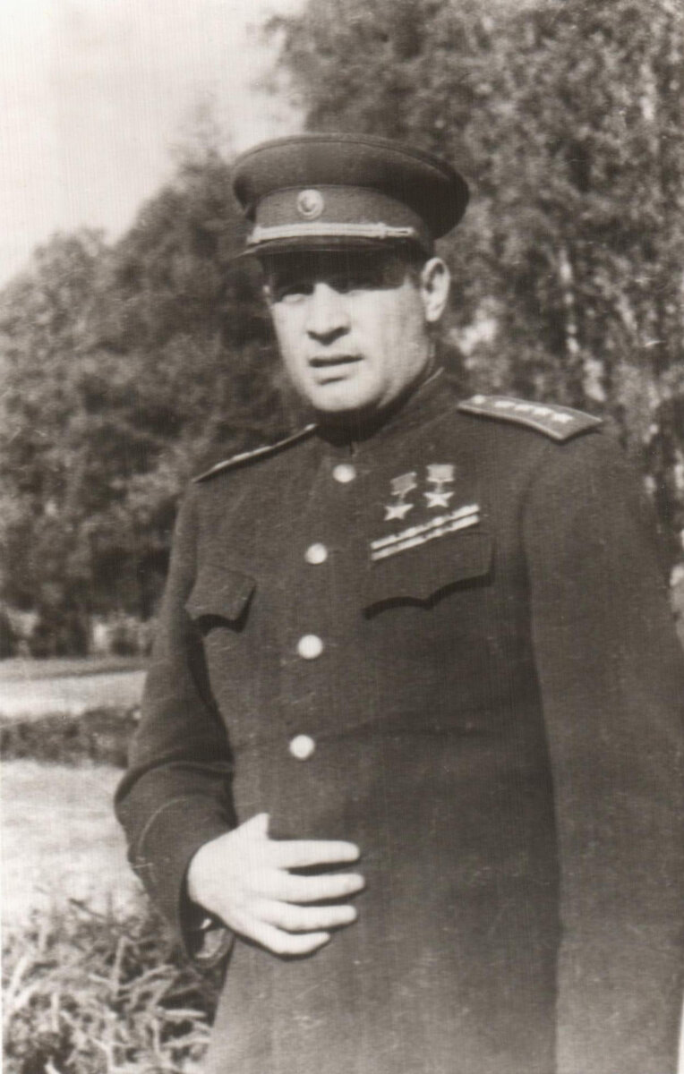 Советский военачальник, генерал армии. Дважды Герой Советского Союза (1943, 1944). 
Источник - https://goo.su/K4BfkUx
