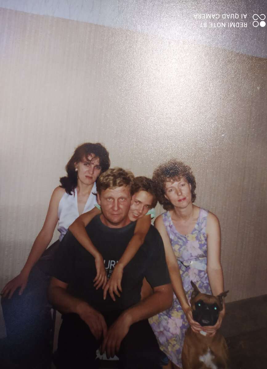 Мой отчим, мама я и Тори. На заднем плане мамина подруга пришла прощаться. Квартира уже пустая. Ту стену, что за нами полностью занимала германская "стенка".На столько она была крутая, что продали мы её дороже, чем две дачи вместе взятые. Фото автора. 