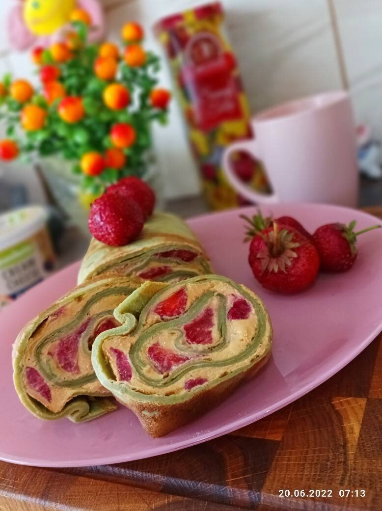 Блинный рулет со сгущенкой, сливочным сыром и клубникой 🍓 | Овкусе.ру -  Ежедневная готовка в радость! Пошаговые рецепты с фото | Дзен