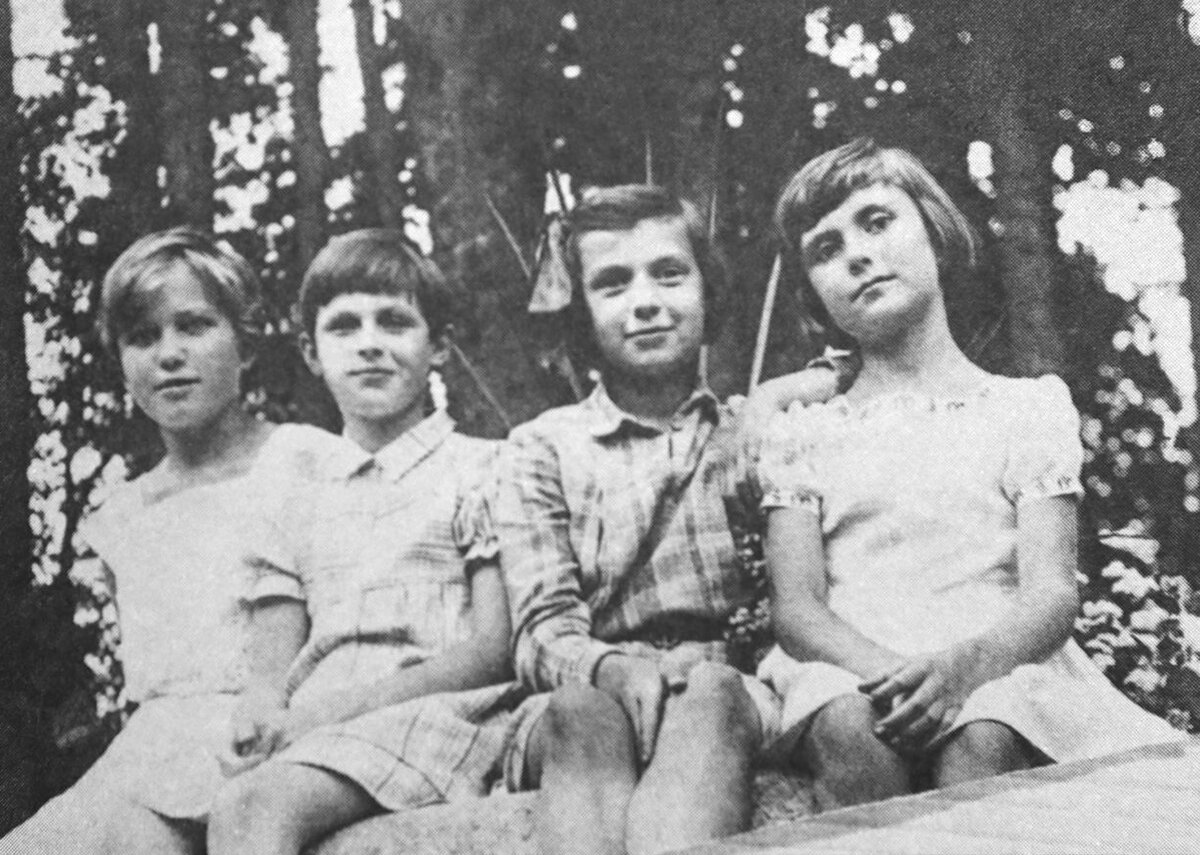 Справа налево: Мира Уборевич, Светлана Тухачевская, крайняя слева — Надежда Уборевич. Источник: lenta.ru