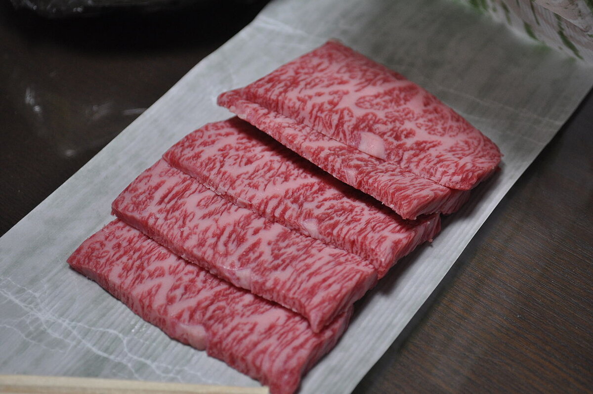 Фото стейка вагю из открытых источников - https://commons.wikimedia.org/wiki/File:Sliced_Matsusaka_wagyu_beef.jpg