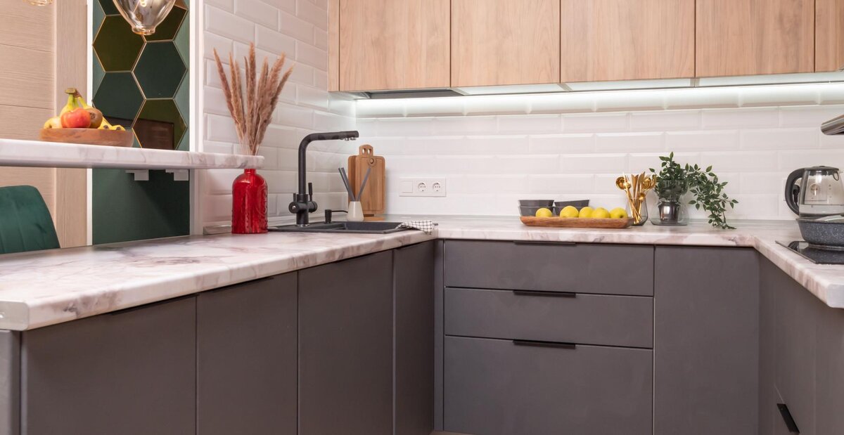 По периметру проложена светодиодная лента