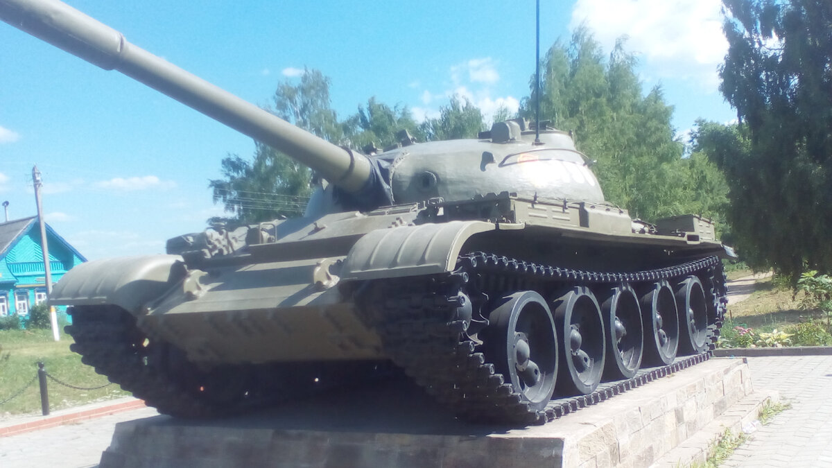 Танк Т-62 в селе Скомово, родины его конструктора Л.Н. Карцева