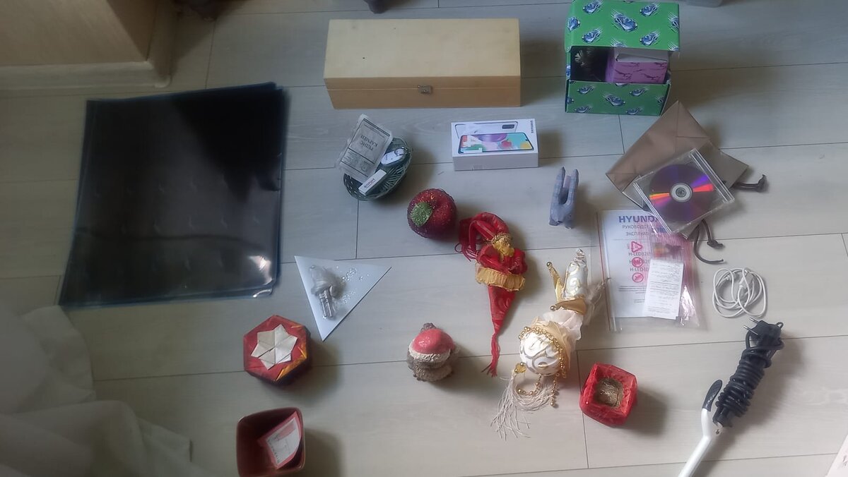 Коробка с елочными игрушками попала под раздачу. 